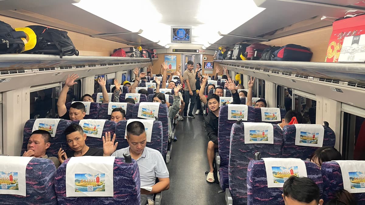 Đoàn khách Go Link trên tàu cao tốc Nam Ninh – Quảng Châu